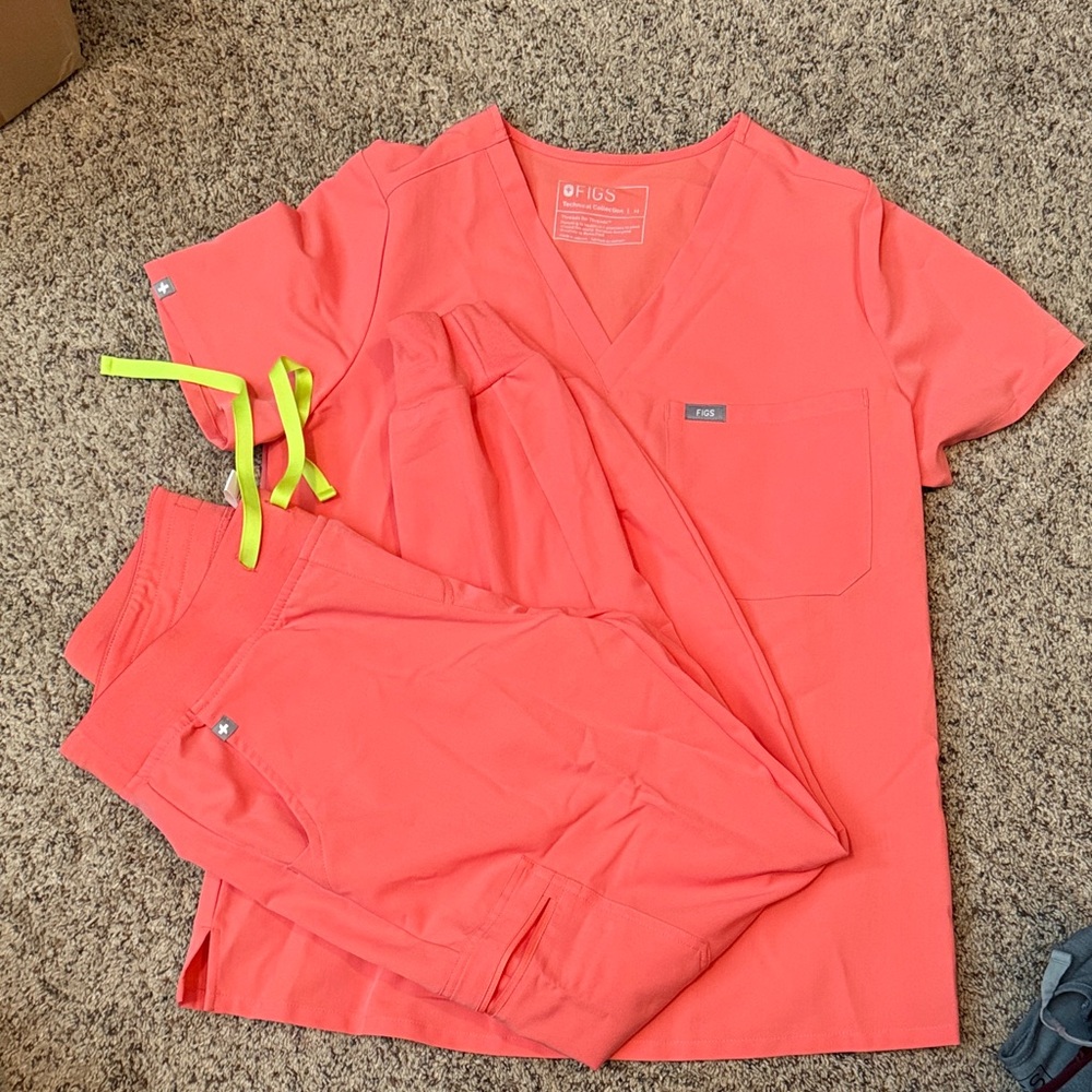 Figs Bright Coral Scrub Set